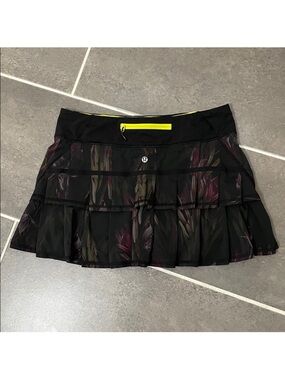 RARE Lululemon Run: Pace Setter Skirt size 6
Midnight Iris Multi / Black‎